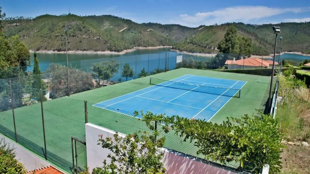 why tennis courts are blue